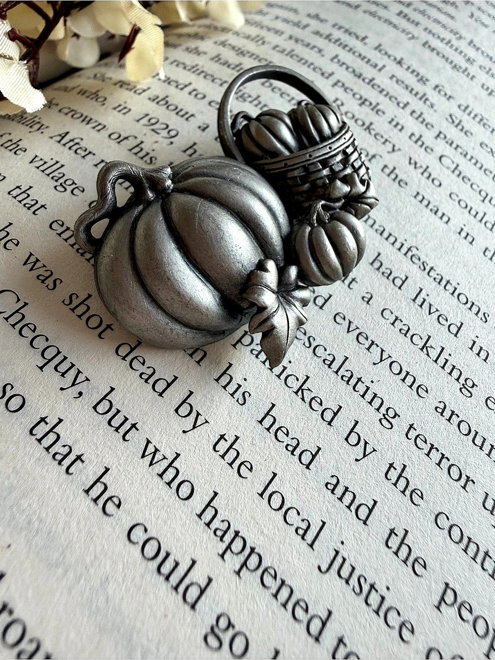 Pumpkin Basket Brooch Gray